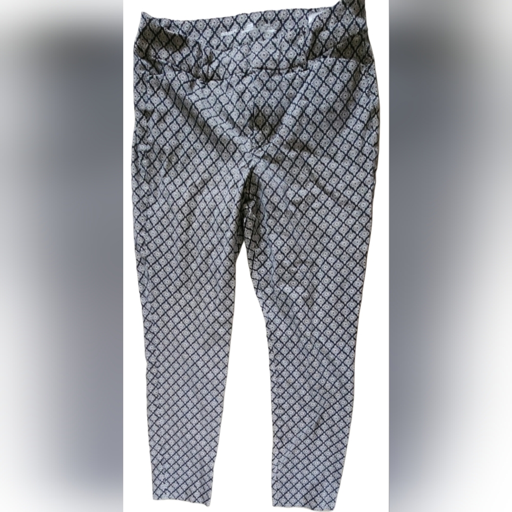 Old Navy Pixie 4 Black And White Brocade Pattern Straight Leg Trouser.